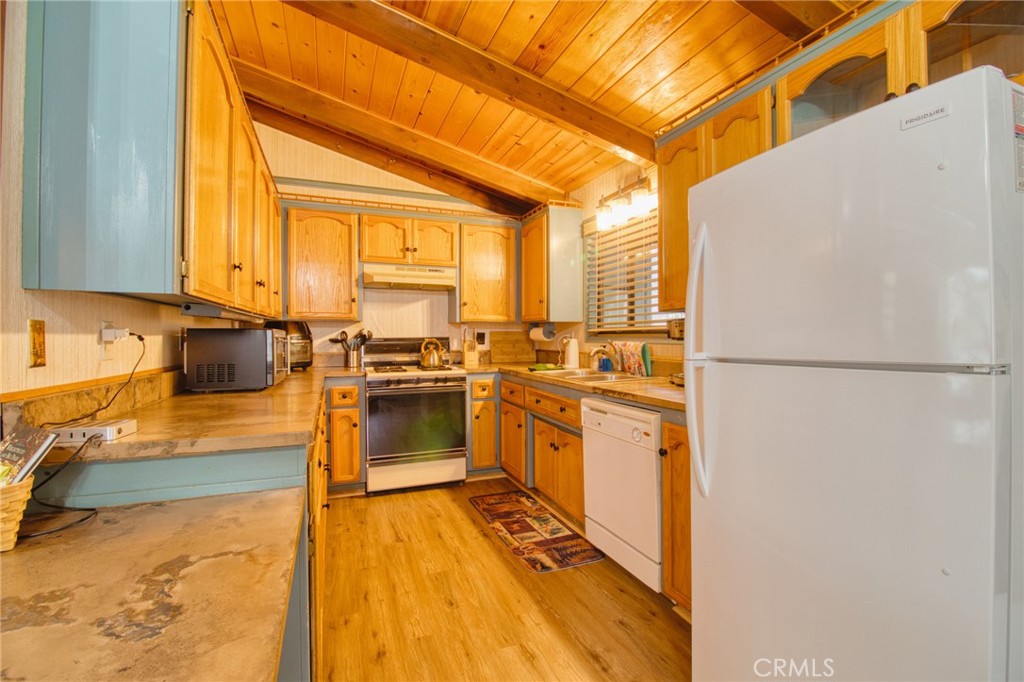 779 Oriole Road Wrightwood, CA 92397 - Photo 6 of 38 Kitchen