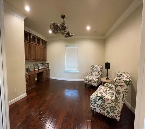 a view of a livingroom with furniture