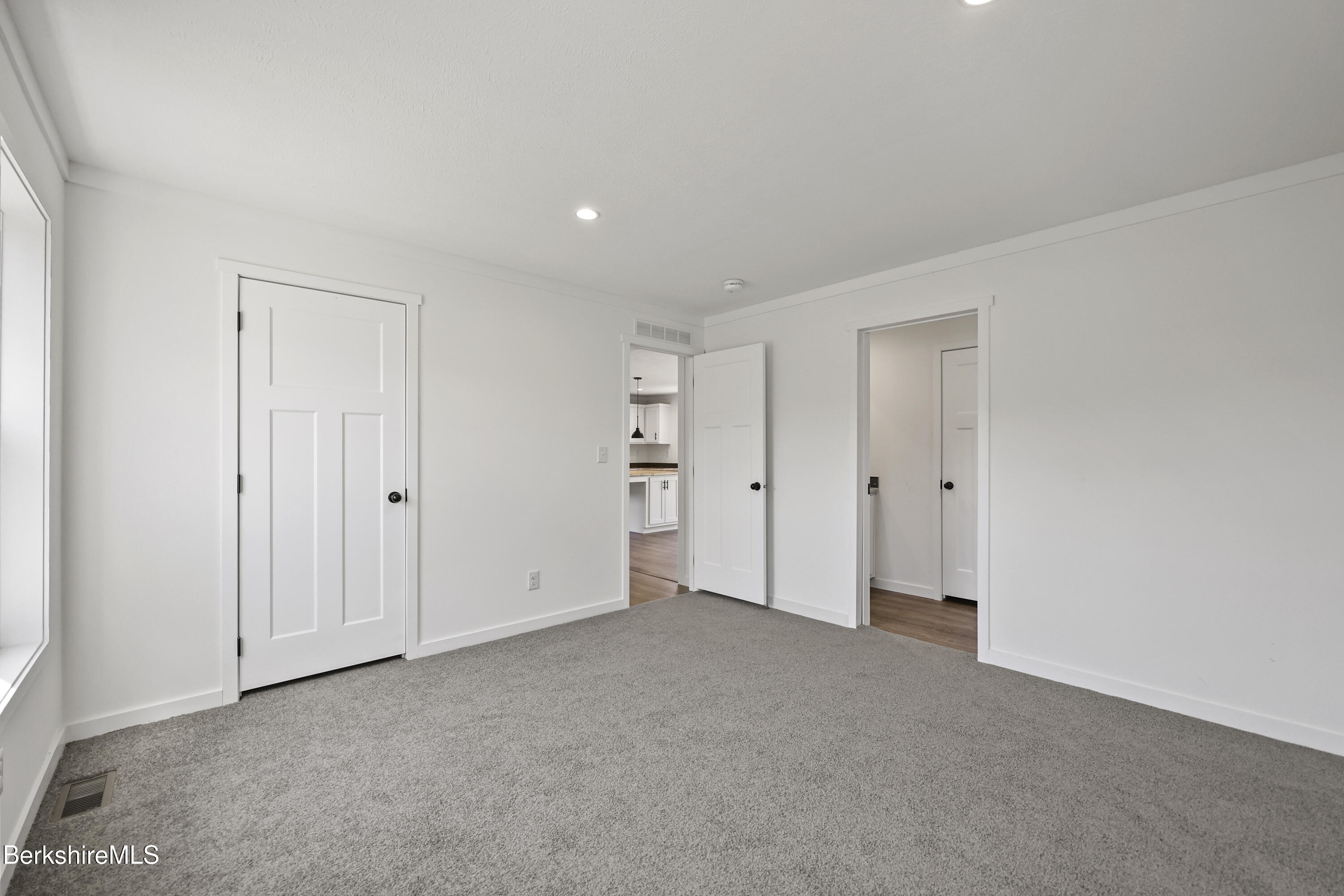 395 Cheshire Road, Unit 122 Pittsfield, MA 01201 - Photo 22 of 30 Primary Bedroom