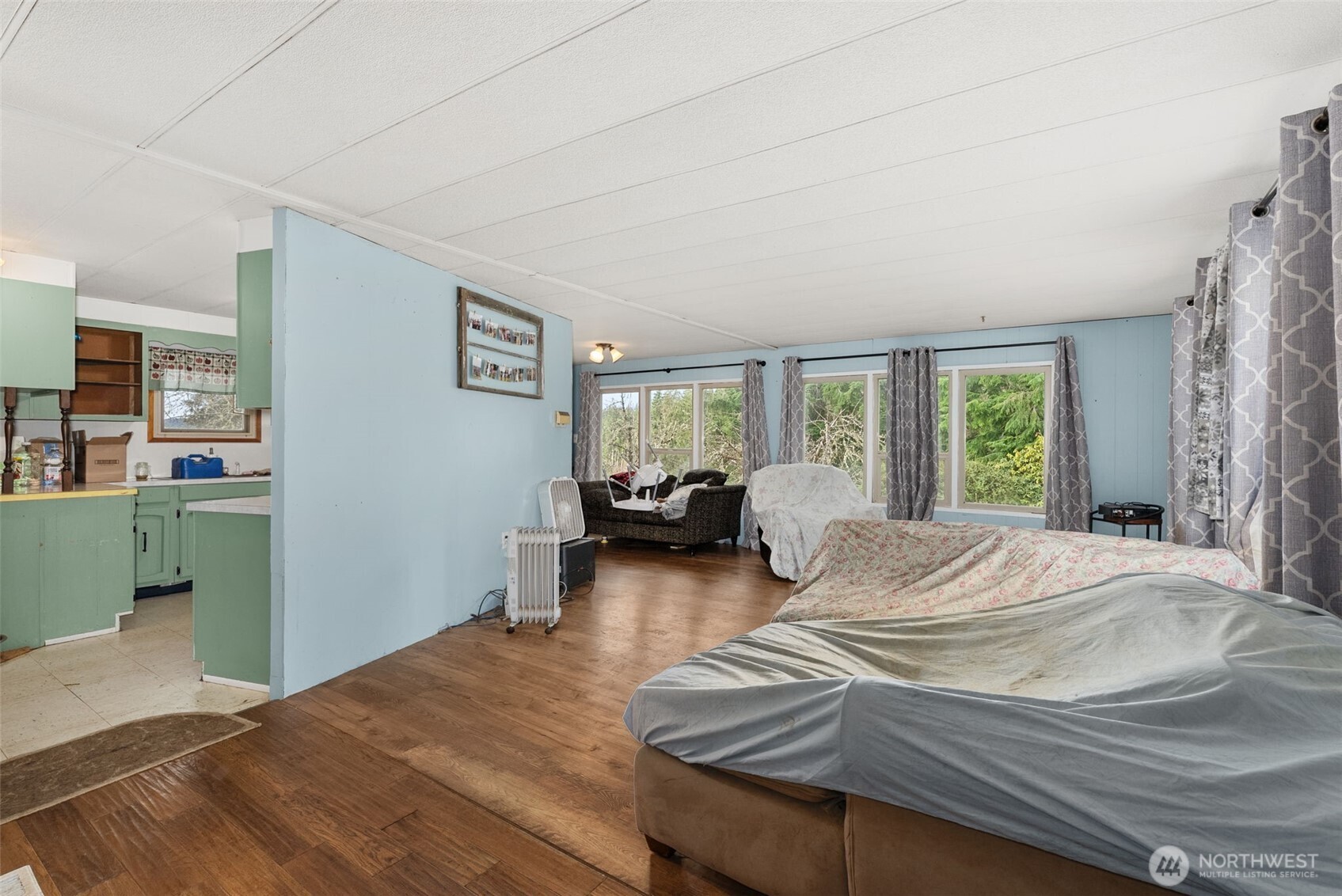 2700 Mallis Landing Road Raymond, WA 98577 - Photo 10 of 33 a bedroom with a bed and furniture