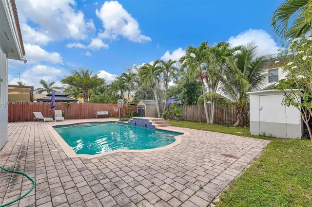 a view of a backyard