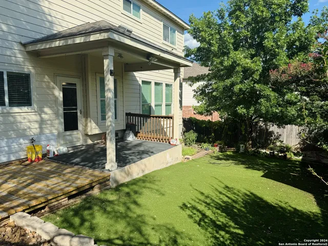 a view of a house with backyard and garden