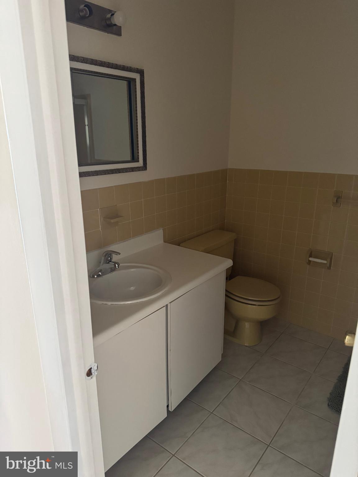 9908-00 Bustleton Avenue, Unit D2 Philadelphia, PA 19115 - Photo 6 of 11 a bathroom with a toilet sink and mirror
