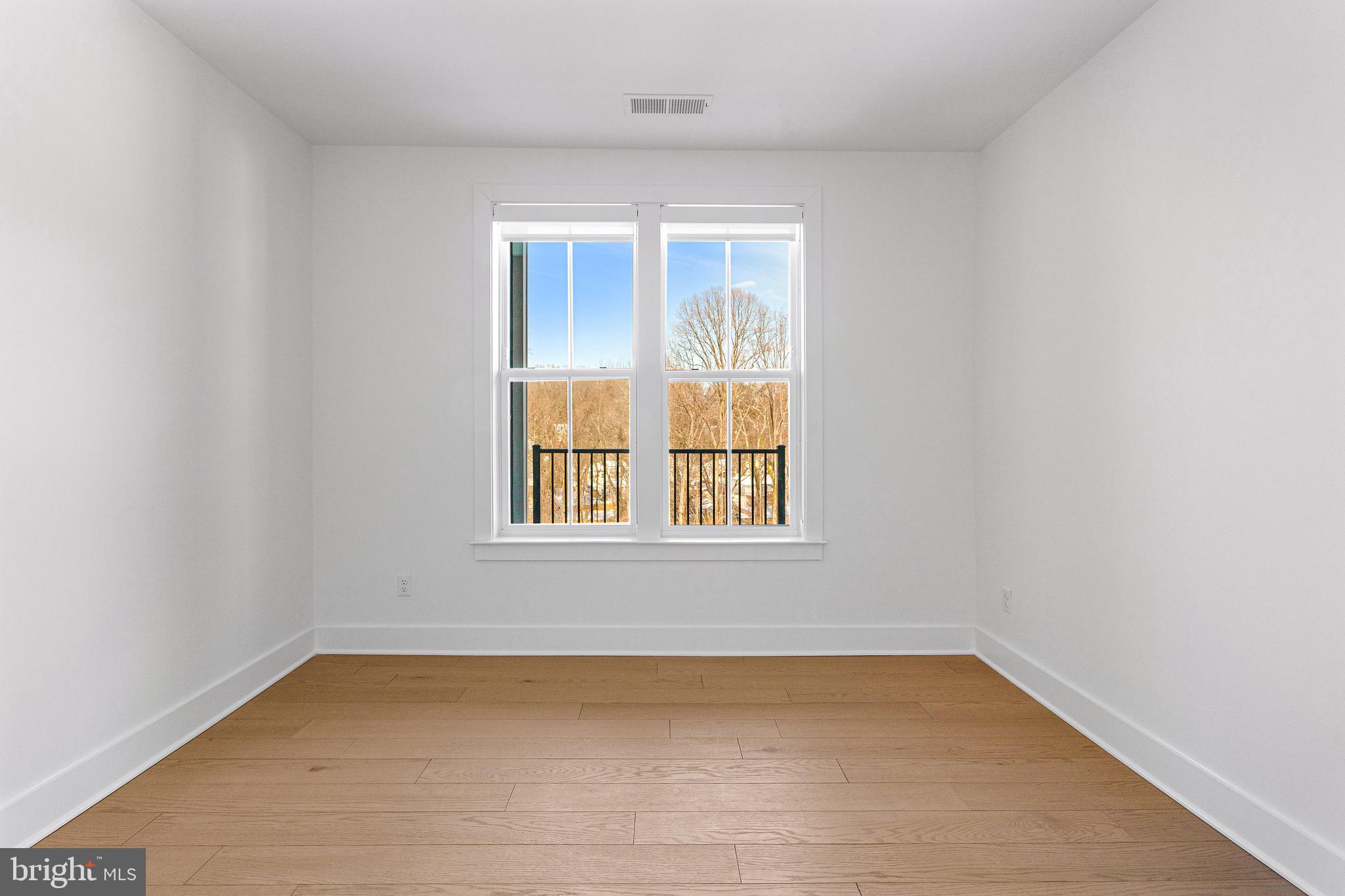 76 Old Mill Bottom Road North, Unit 205 Annapolis, MD 21409 - Photo 24 of 34 an empty room with a window