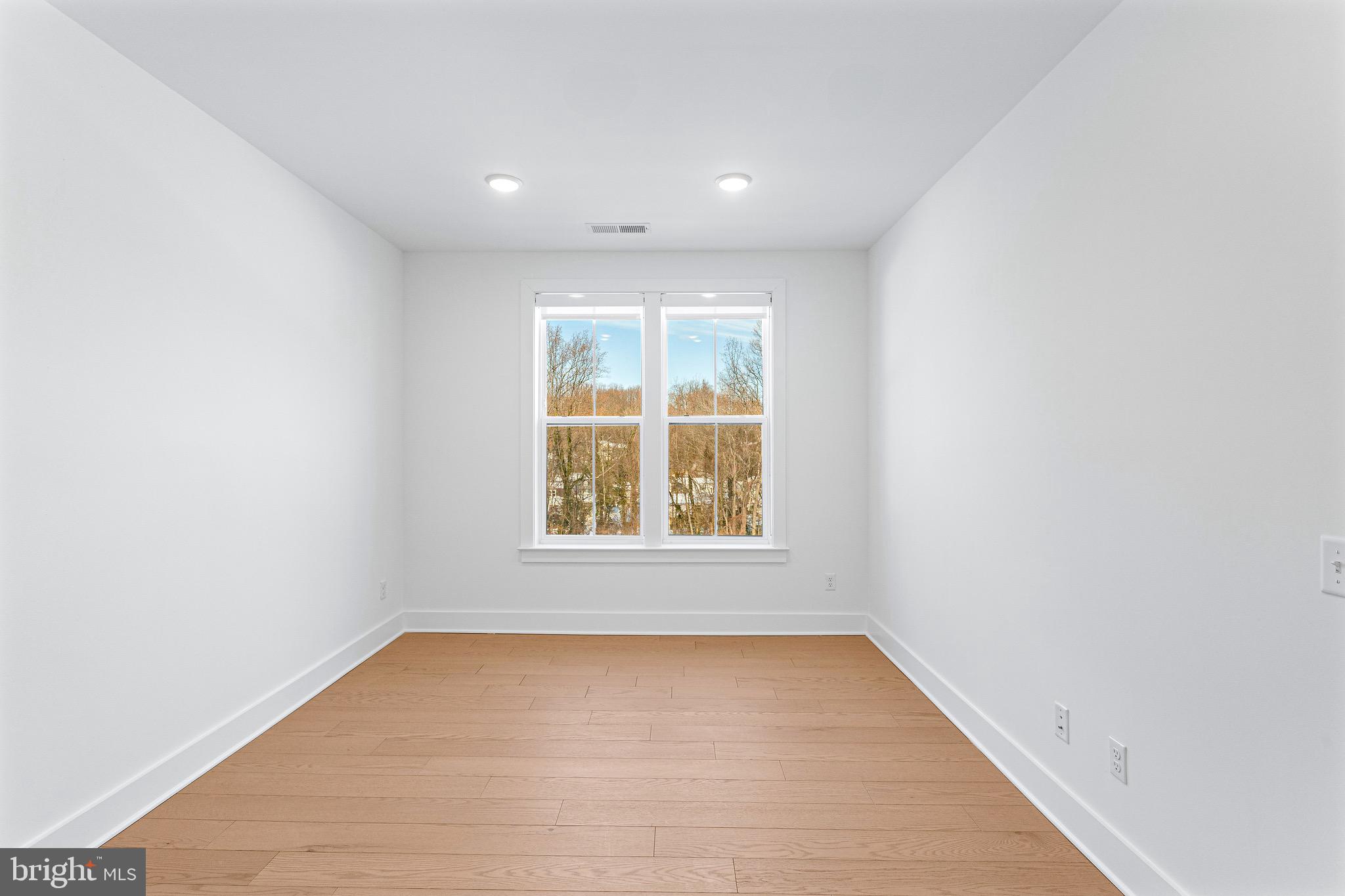 76 Old Mill Bottom Road North, Unit 205 Annapolis, MD 21409 - Photo 25 of 34 an empty room with a window