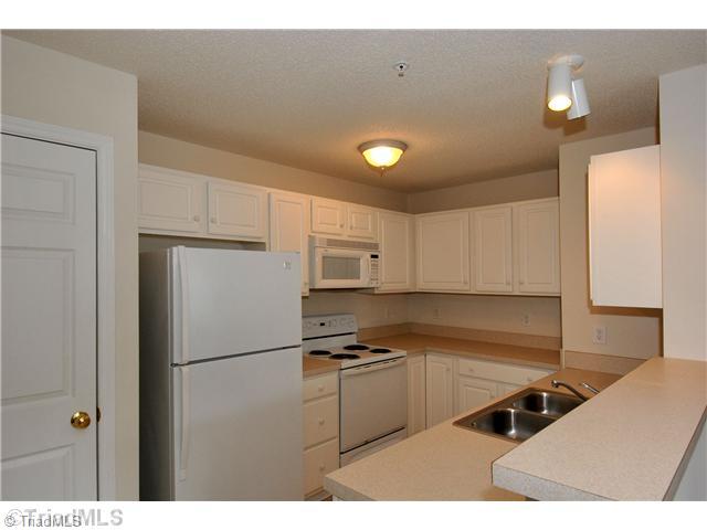 422 Timberline Ridge Court Winston-Salem, NC 27106 - Photo 4 of 10 Kitchen.