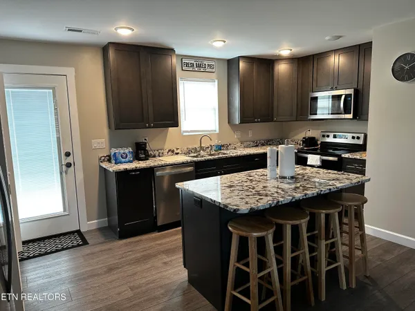 $650,000 | 1065 Valley Home Road, Dandridge, TN 37725