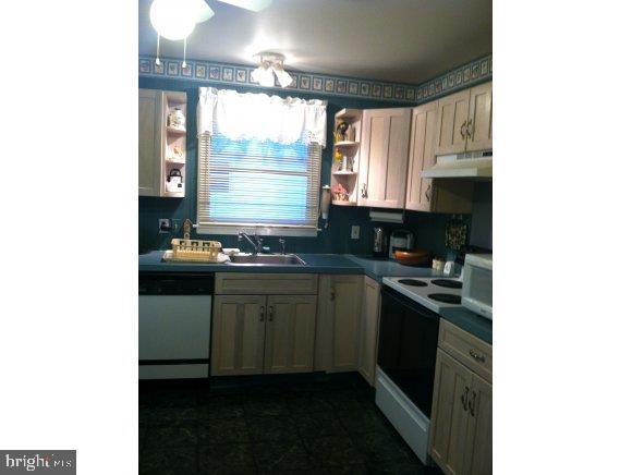 37 Magnolia Road, Unit 19 Manahawkin, NJ 08050 - Photo 2 of 10 Gallery Image 2