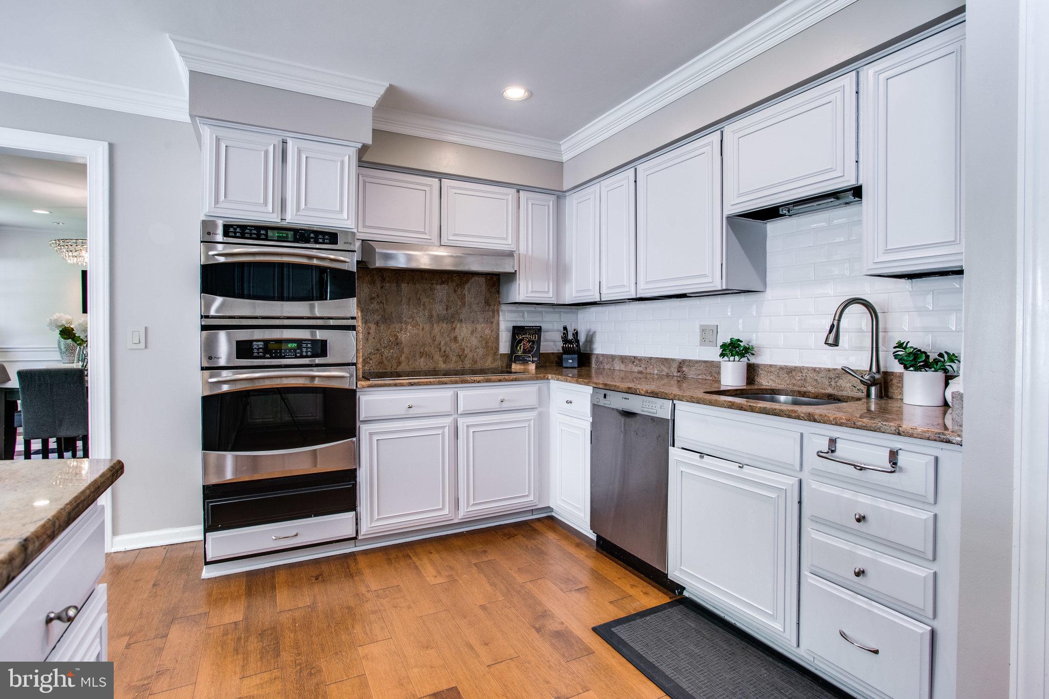 1079 Old Cedar Road McLean, VA 22102 - Photo 17 of 38 Double oven and hood