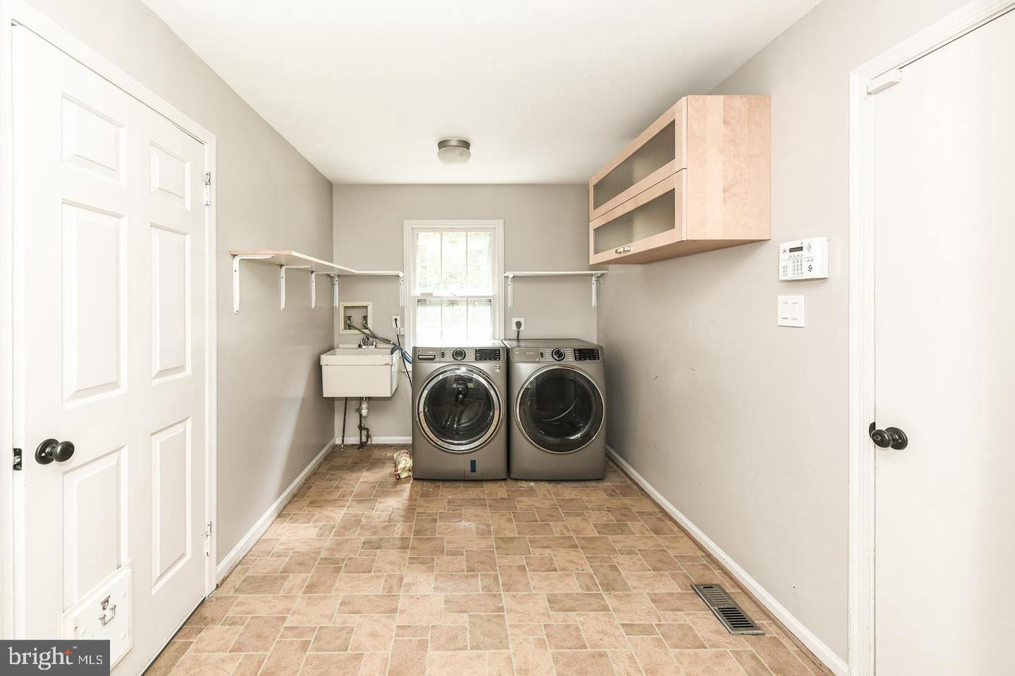 1079 Old Cedar Road McLean, VA 22102 - Photo 26 of 38 Main level laundry