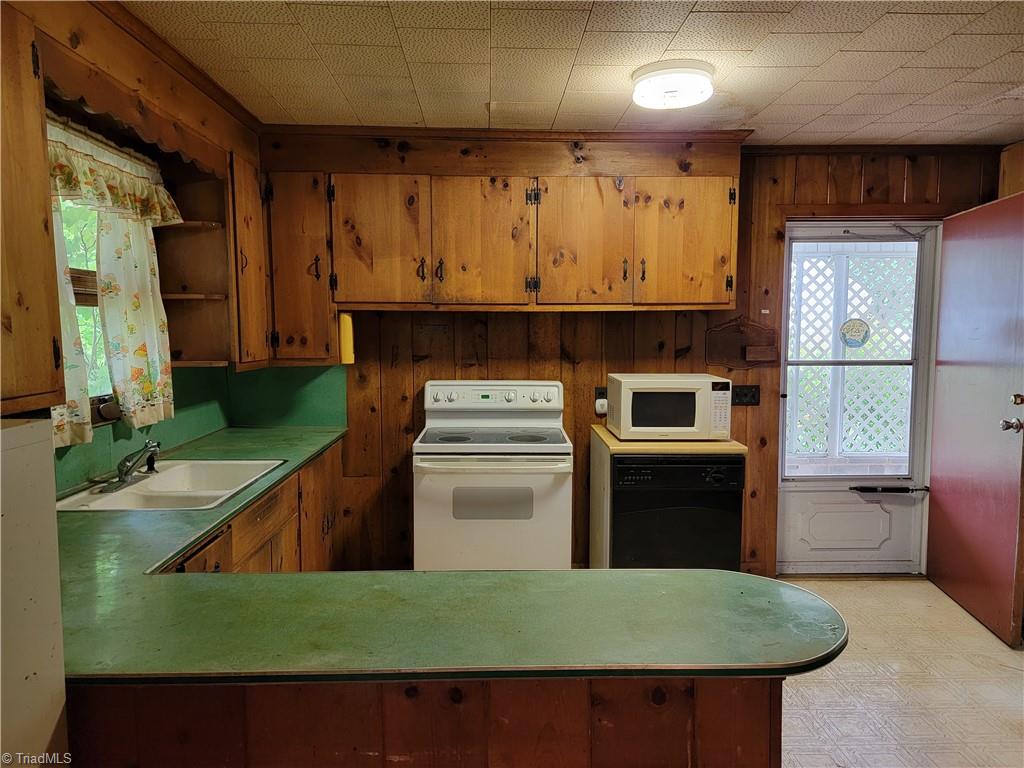744 Stokesburg Road Walnut Cove, NC 27052 - Photo 12 of 41 Kitchen