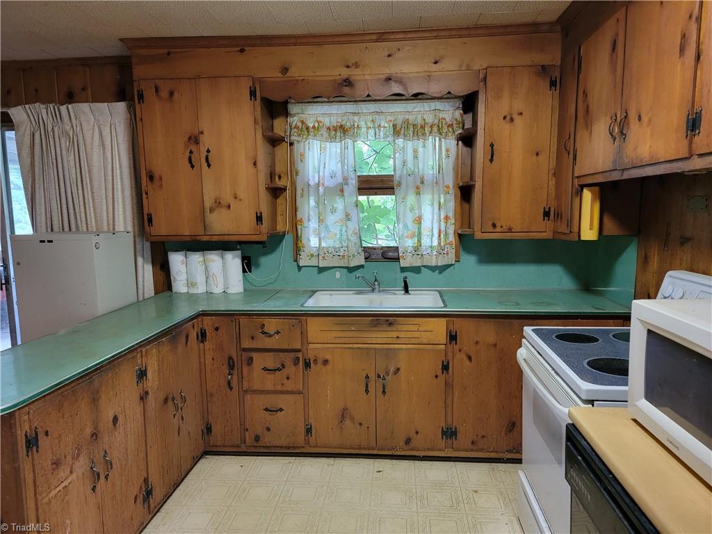 744 Stokesburg Road Walnut Cove, NC 27052 - Photo 13 of 41 Kitchen