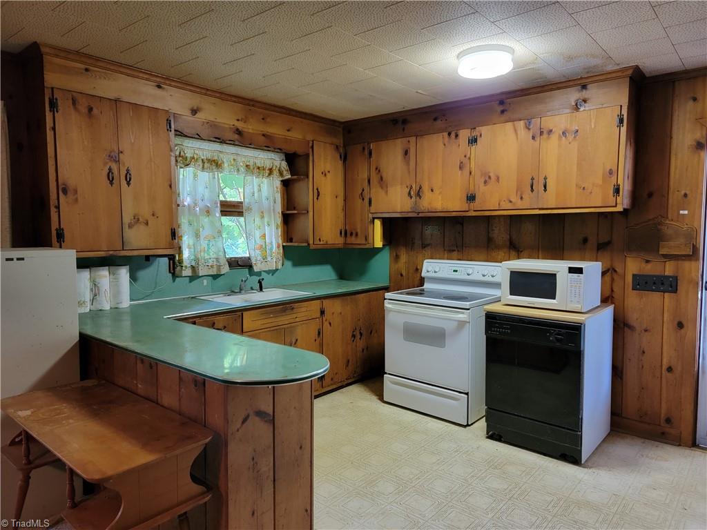 744 Stokesburg Road Walnut Cove, NC 27052 - Photo 10 of 41 Kitchen