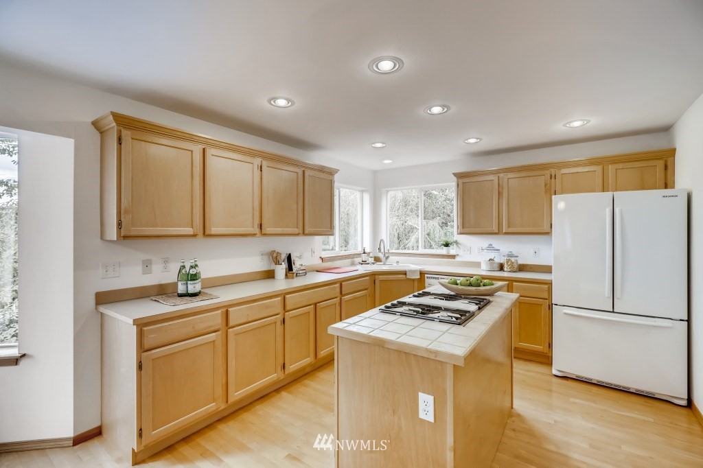 16648 Sylvester Road Southwest Burien, WA 98166 - Photo 7 of 36