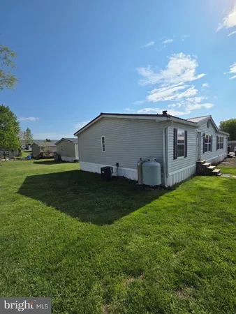 a view of a house with backyard