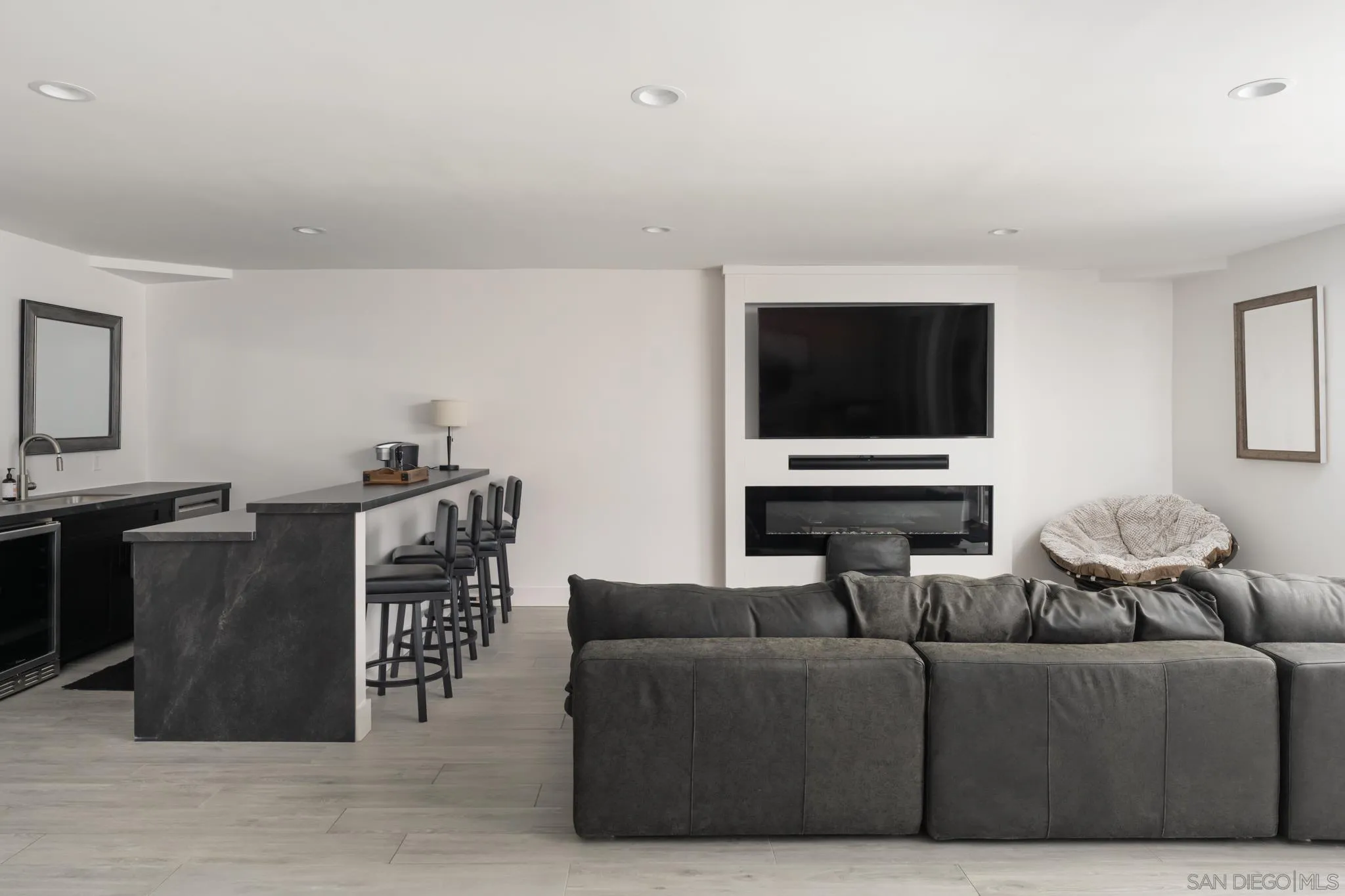 15102 Sun Valley Lane Del Mar, CA 92014 - Photo 18 of 45 a living room with furniture and a flat screen tv