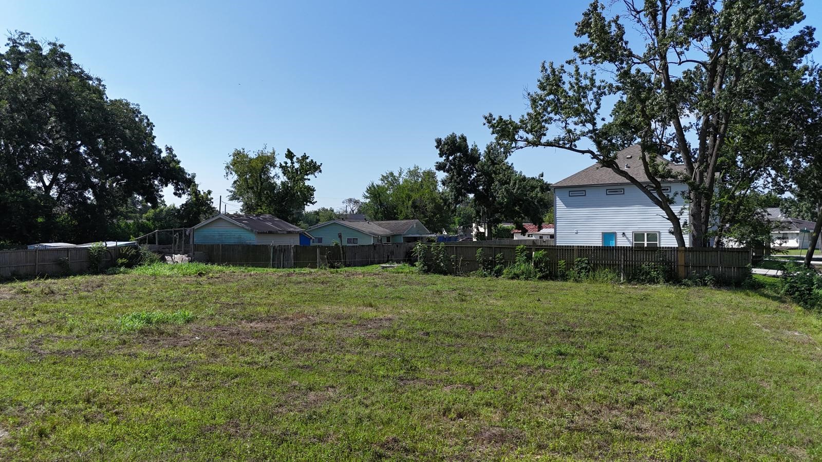 2441 Garapan Street Houston, TX 77091 - Photo 2 of 6 a backyard of a house with lots of green space