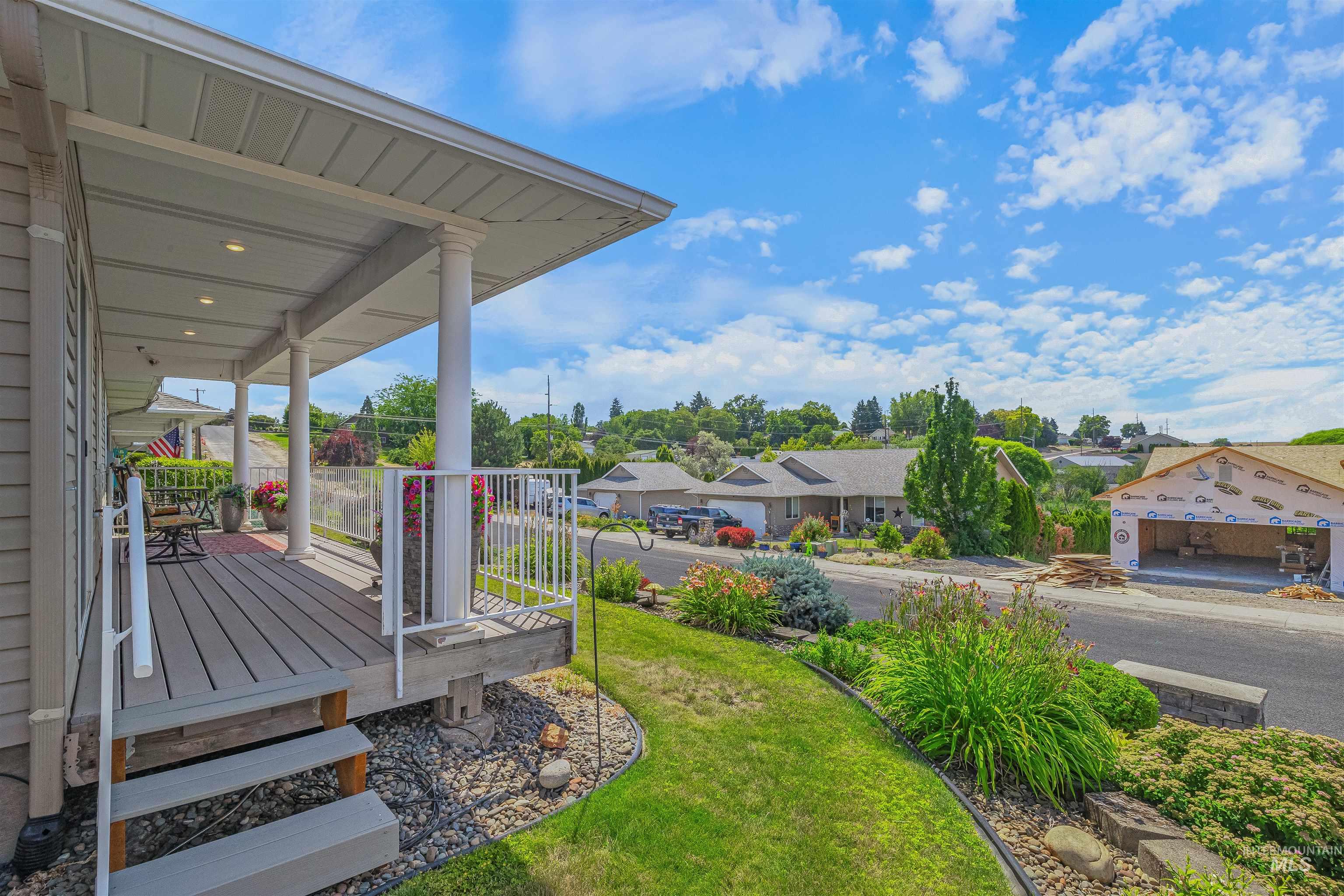 935 Grelle Avenue Lewiston, ID 83501 - Photo 27 of 33 View of grassy yard featuring a residential view