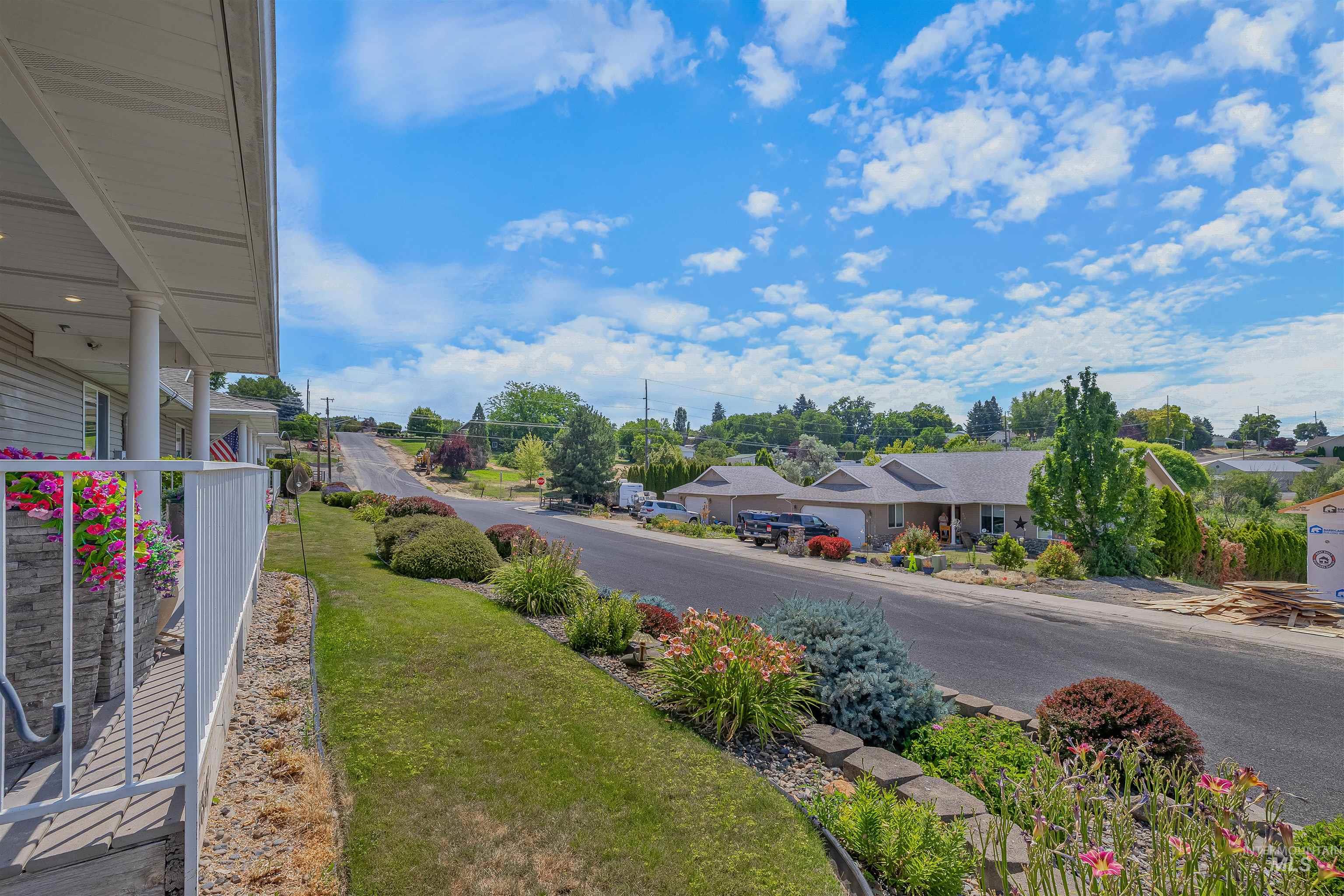 935 Grelle Avenue Lewiston, ID 83501 - Photo 30 of 33 View of yard with a residential view