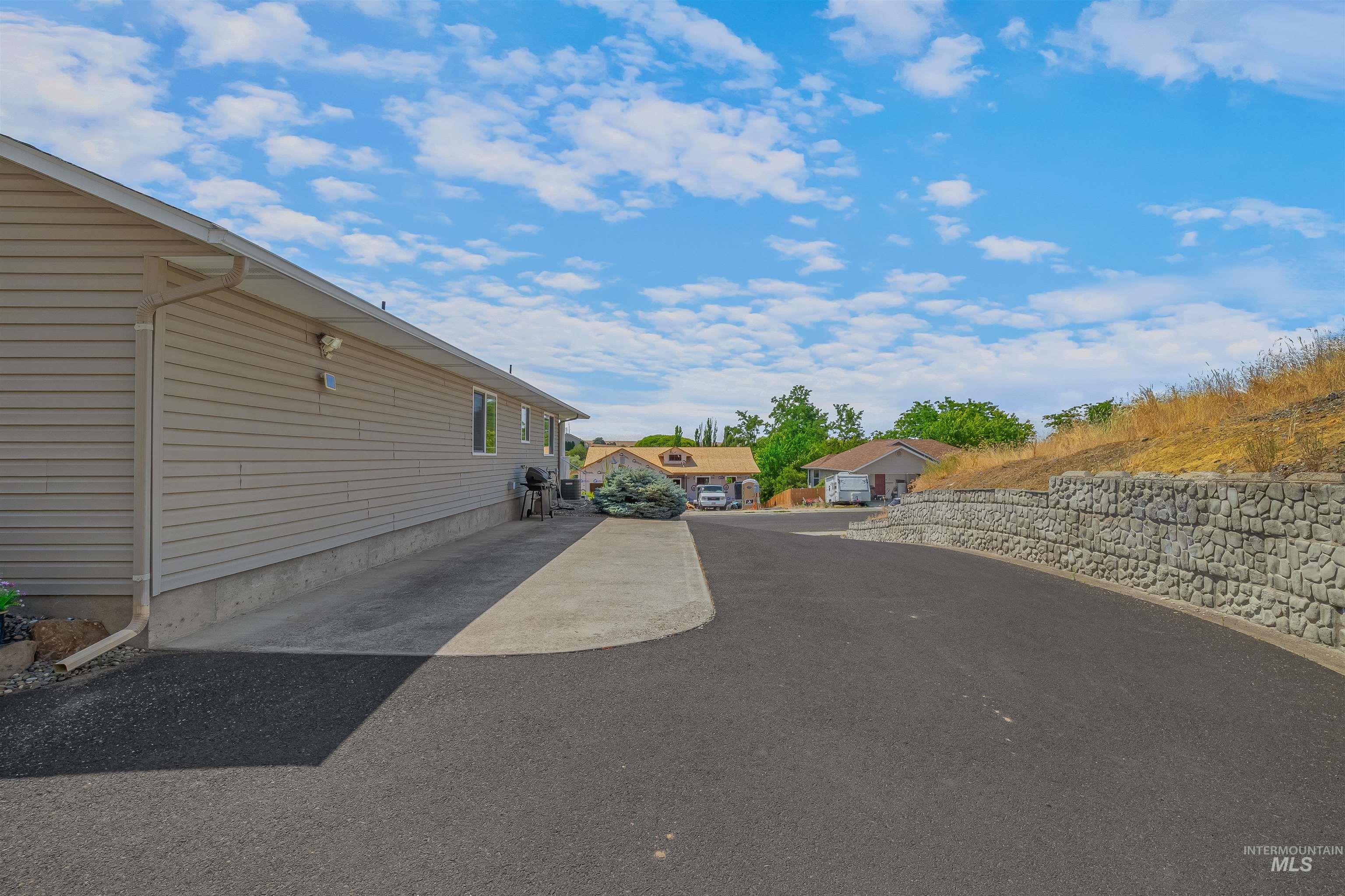 935 Grelle Avenue Lewiston, ID 83501 - Photo 31 of 33 View of asphalt driveway
