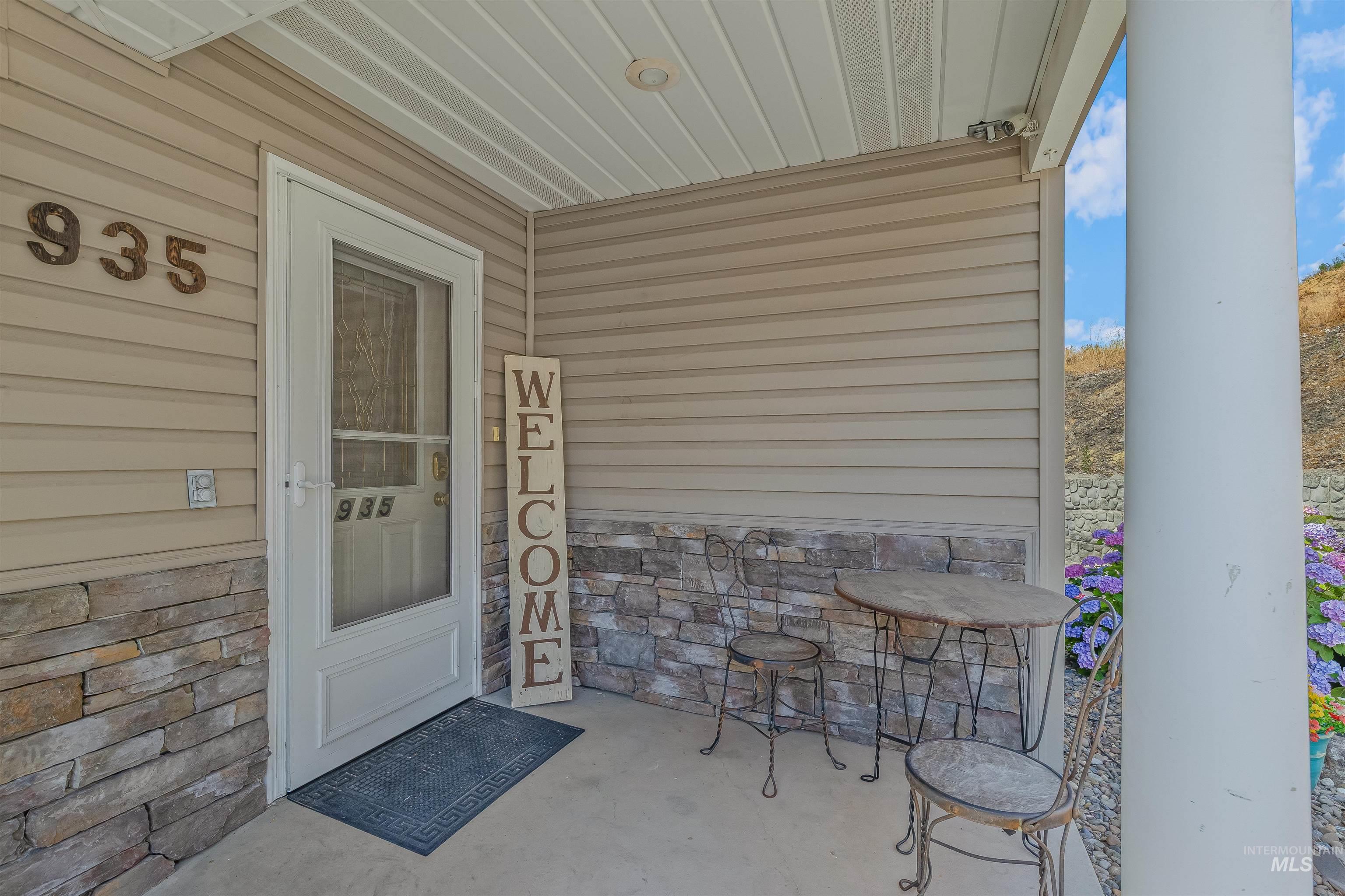 935 Grelle Avenue Lewiston, ID 83501 - Photo 4 of 33 Property entrance with stone siding