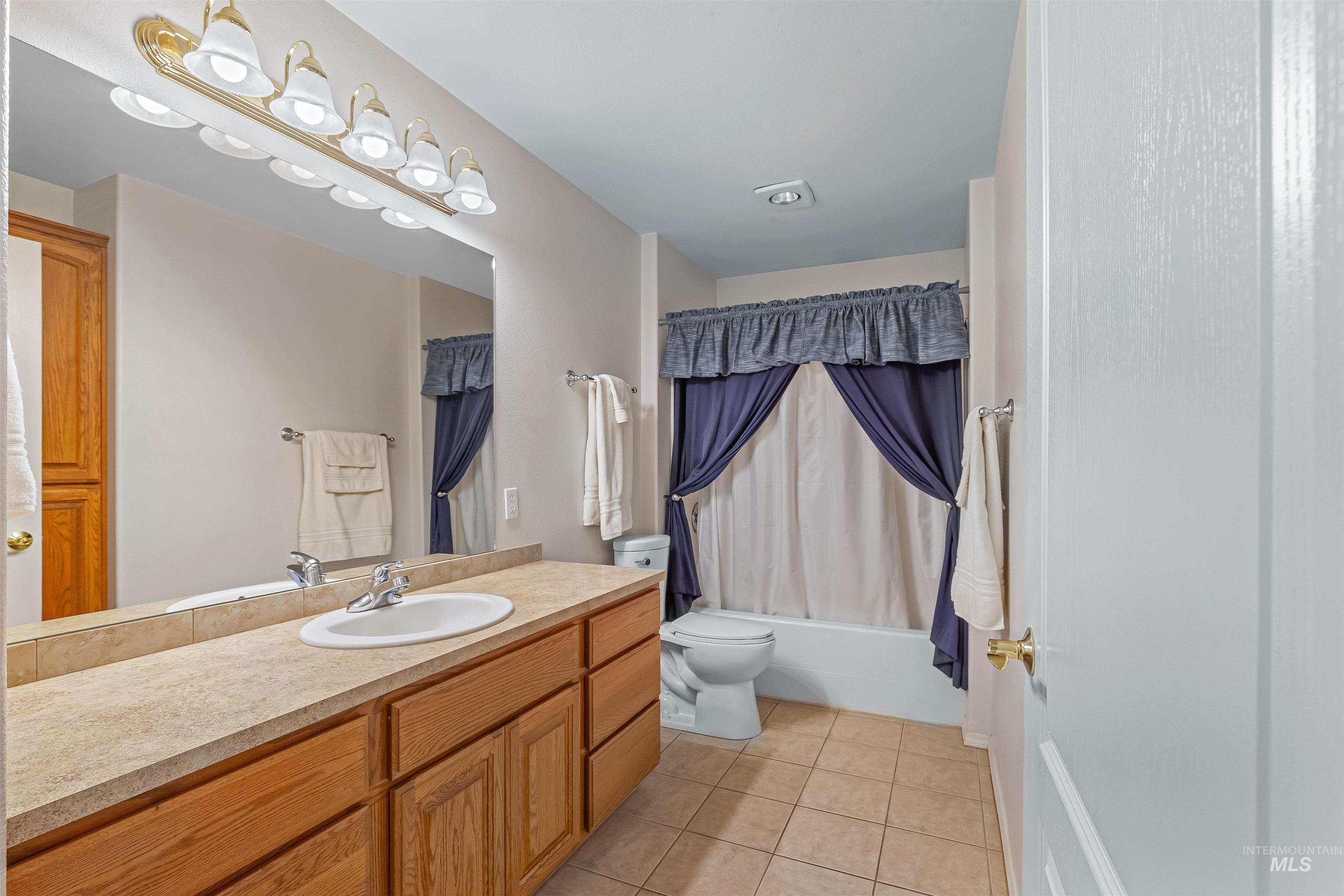 935 Grelle Avenue Lewiston, ID 83501 - Photo 9 of 33 Bathroom with vanity, tile patterned floors, and shower / bath combo