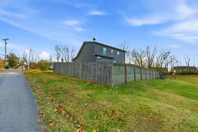 a view of a backyard