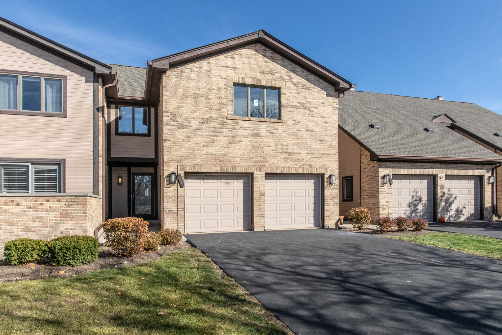 1711 Pebble Beach Court Hoffman Estates, IL 60169 - Photo 2 of 33