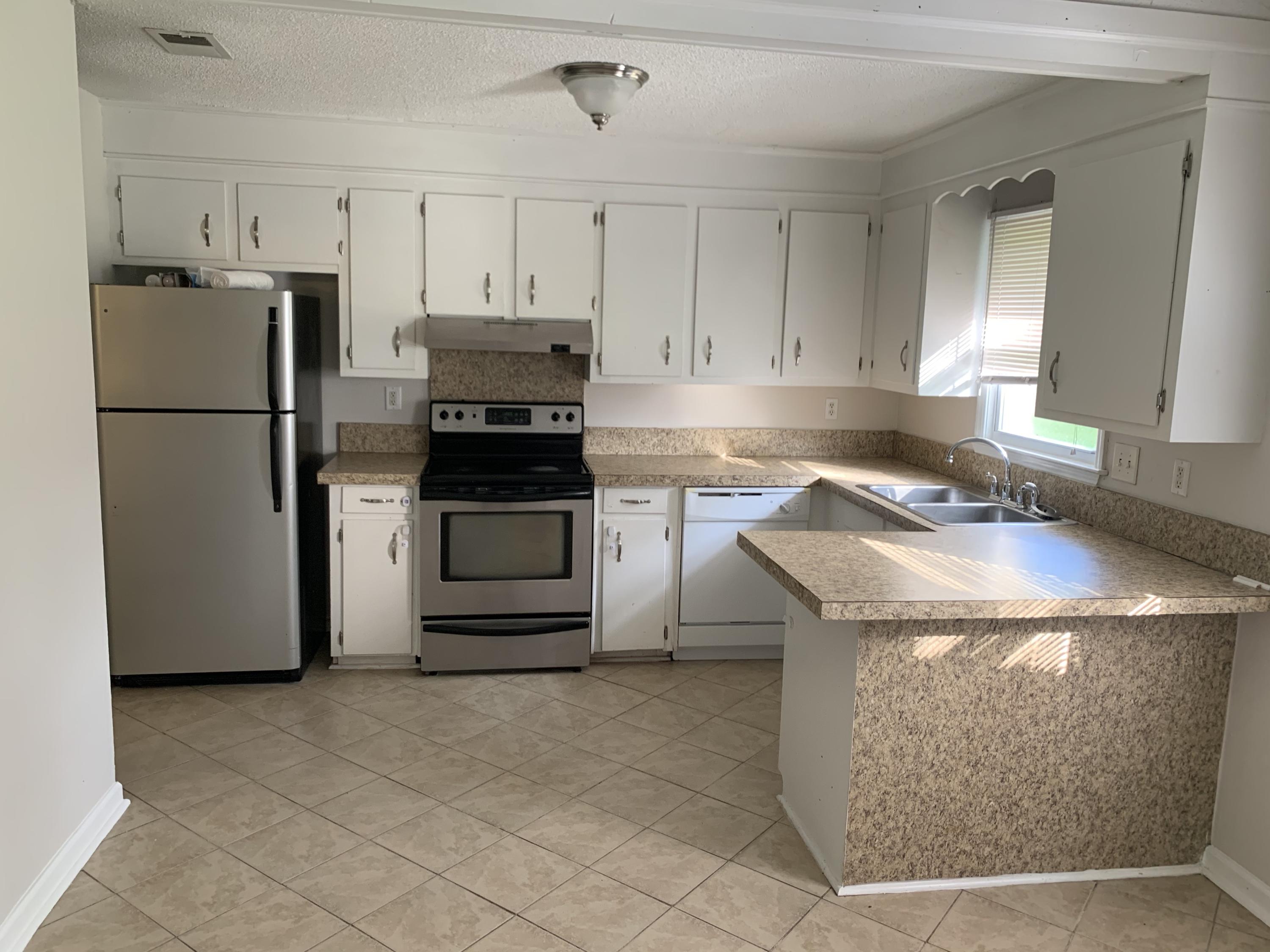 1570 Royle Road Summerville, SC 29486 - Photo 4 of 13 7EmKHy03QrWqL+Jm3vDlOA