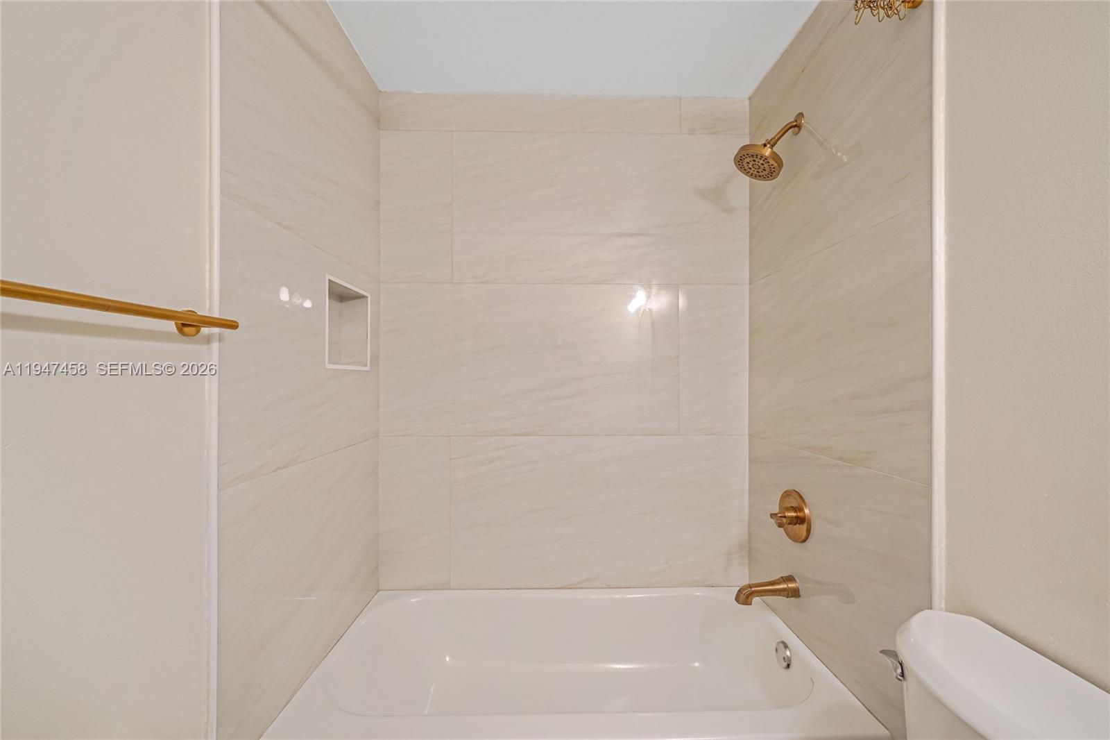 4 Key W Court, Unit 4 Weston, FL 33326 - Photo 23 of 29 a bathroom with a bathtub