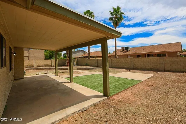 a view of a backyard