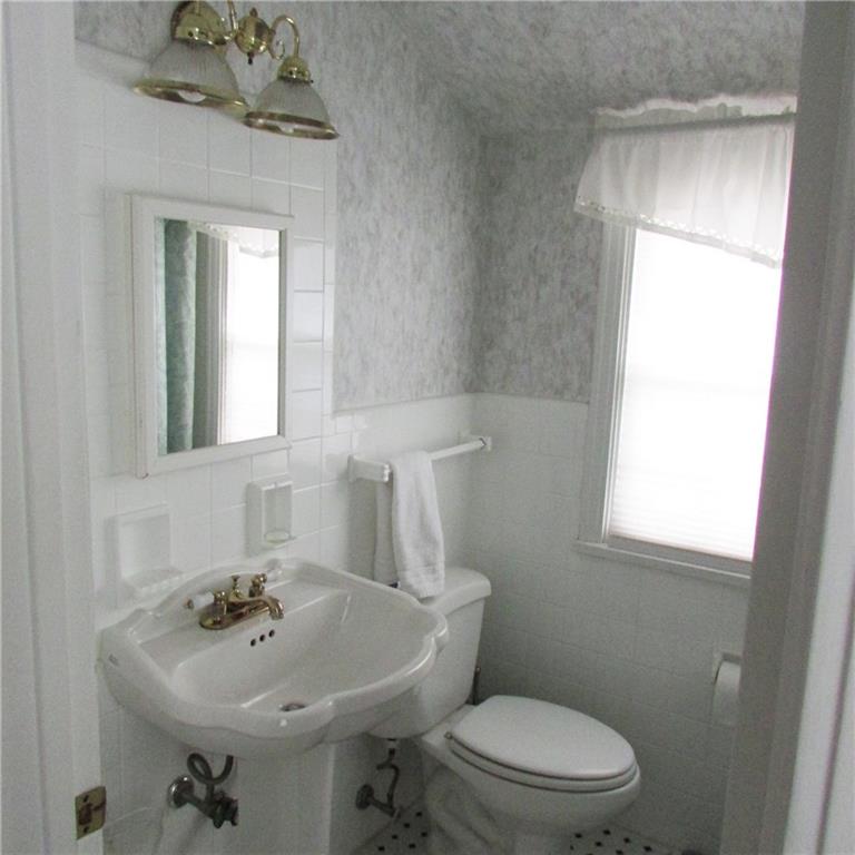 501 Nichols Road Pittsburgh, PA 15237 - Photo 19 of 24 Full bath with tub and shower unit