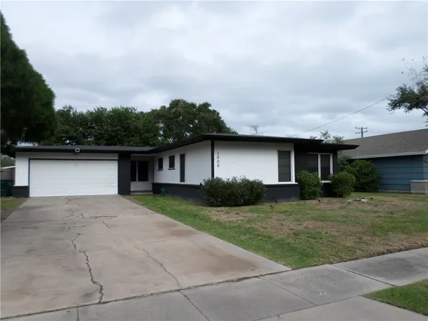 a view of a yard in front of a house