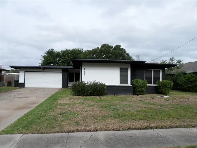$2,100 | 1006 Dolphin Place, Corpus Christi, TX 78411