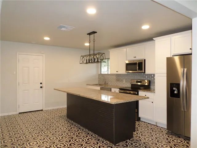 $2,100 | 1006 Dolphin Place, Corpus Christi, TX 78411