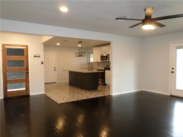 $2,100 | 1006 Dolphin Place, Corpus Christi, TX 78411