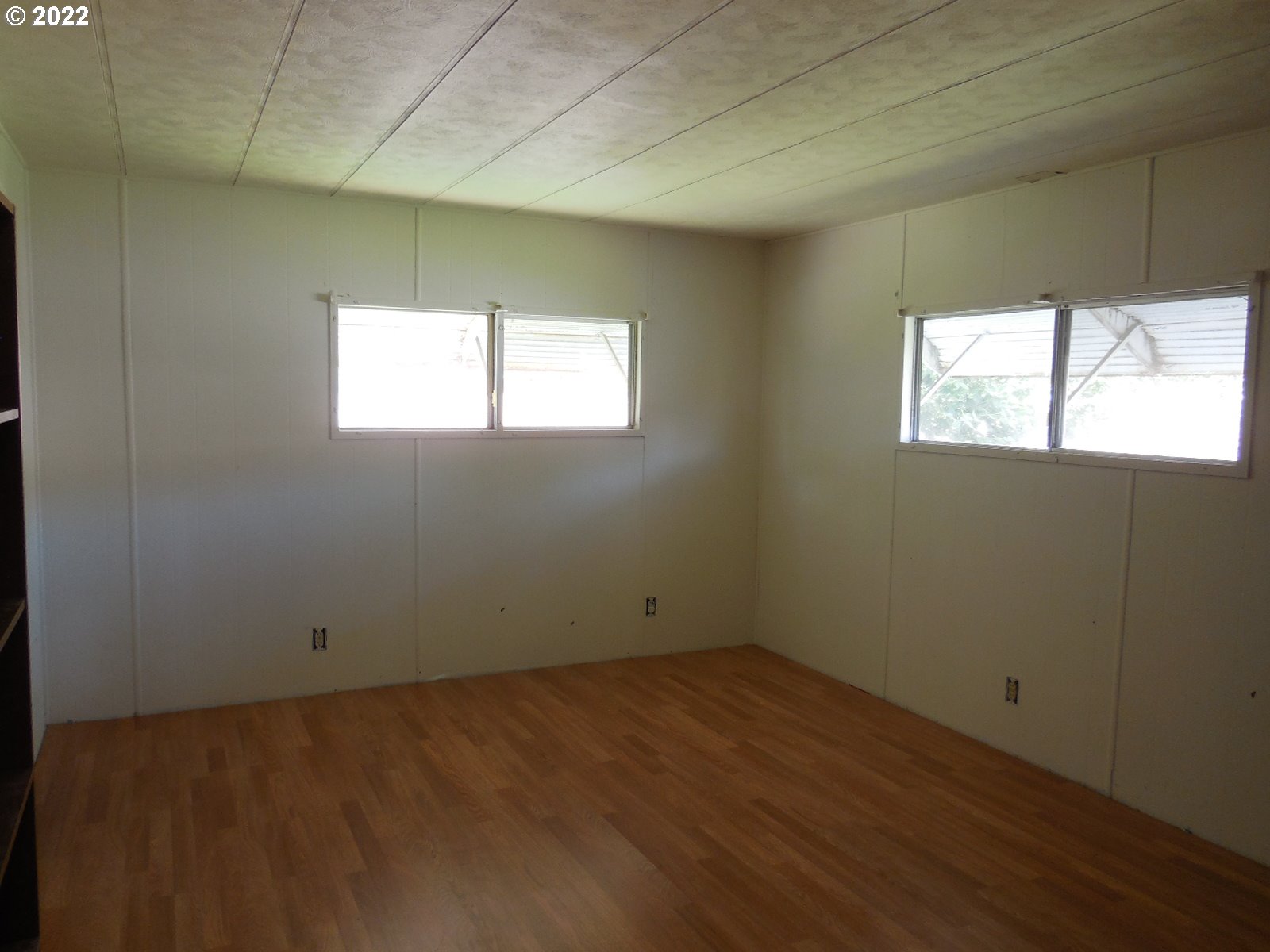 53785 West Crockett Road Milton Freewater, OR 97862 - Photo 13 of 14 an empty room with a window