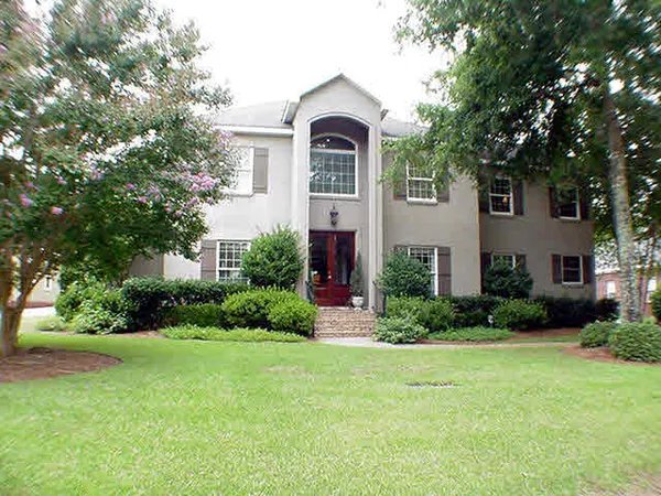 $2,400 | 221 South Drive, Fairhope, AL 36532