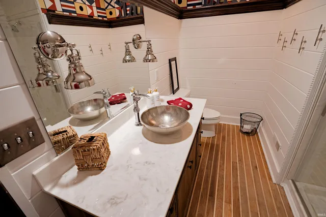 $7,200,000 | 10712 North Southshore Drive, Syracuse, IN 46567