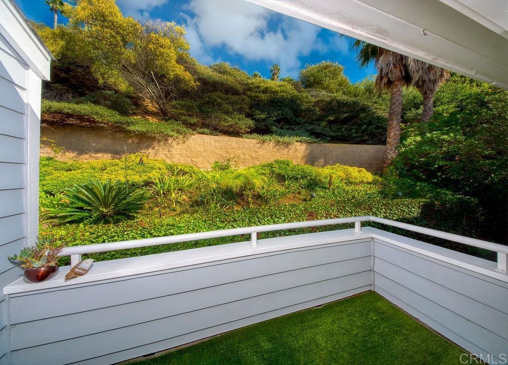 960 Valley Avenue Solana Beach, CA 92075 - Photo 20 of 51 a view of a window and outside view