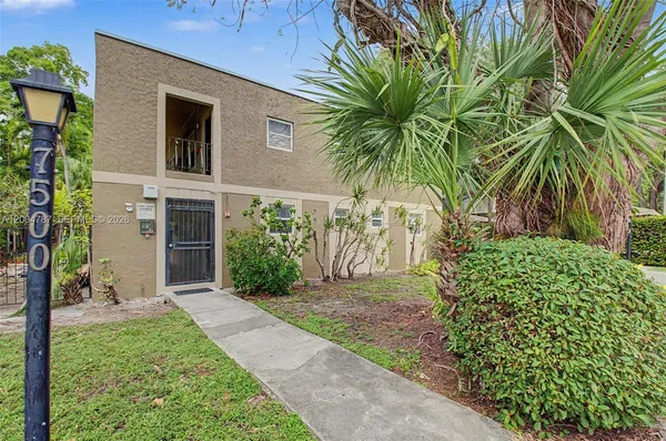 $1,700 | 7500 Southwest 59th Place, Unit 204, South Miami, FL 33143