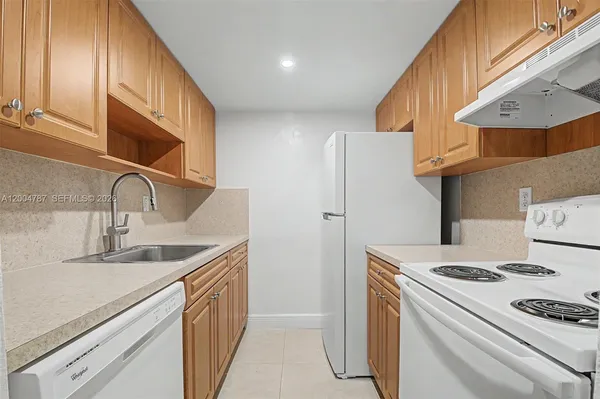 $1,700 | 7500 Southwest 59th Place, Unit 204, South Miami, FL 33143