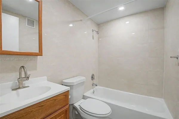 $1,700 | 7500 Southwest 59th Place, Unit 204, South Miami, FL 33143
