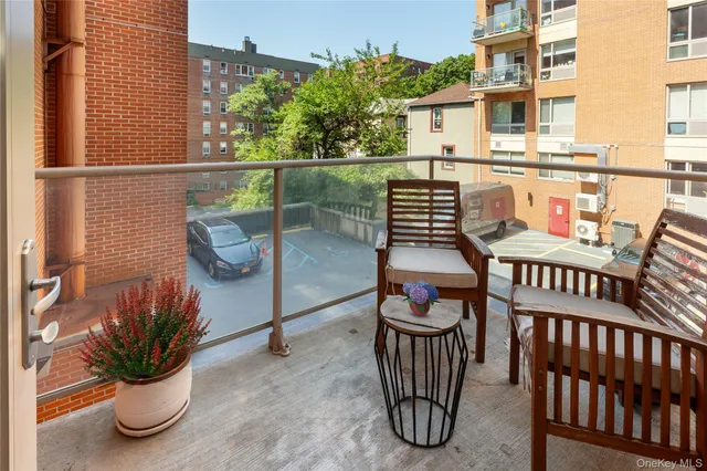 $570,000 | 3585 Greystone Avenue, Unit 3D | Fieldston