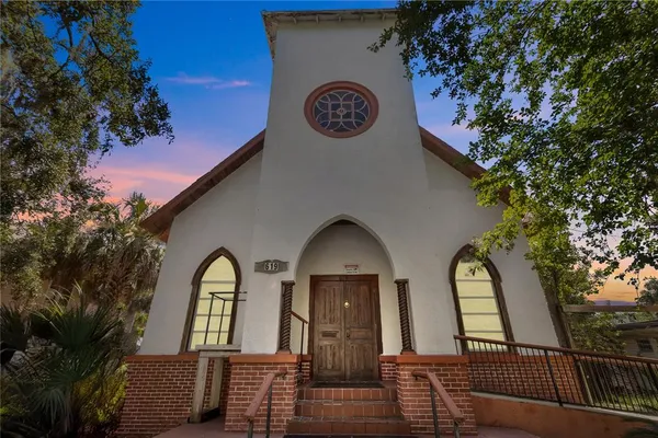 a view of entryway with garden