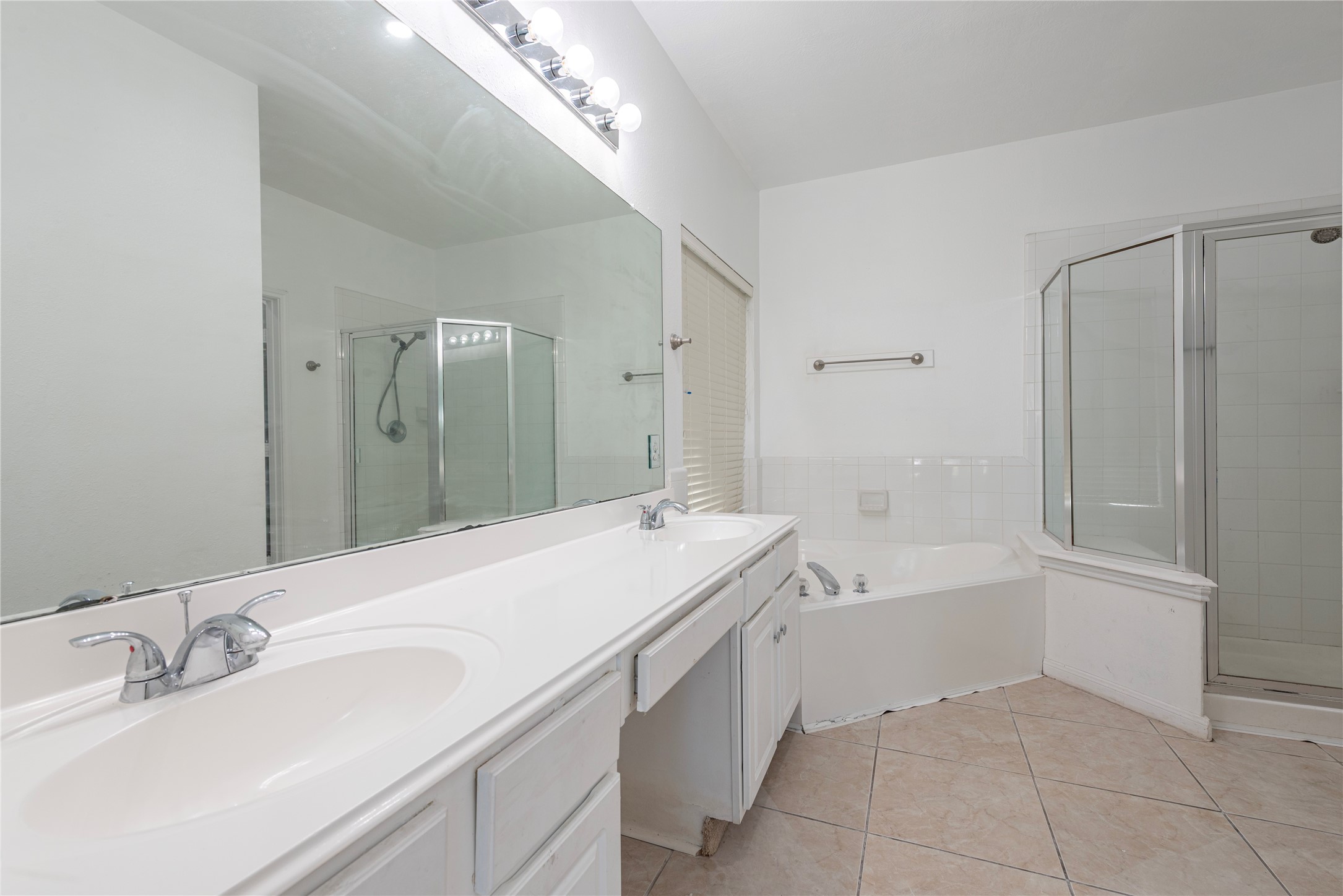 9518 Stone Terrace Court Houston, TX 77089 - Photo 19 of 27 a bathroom with a tub sink and mirror