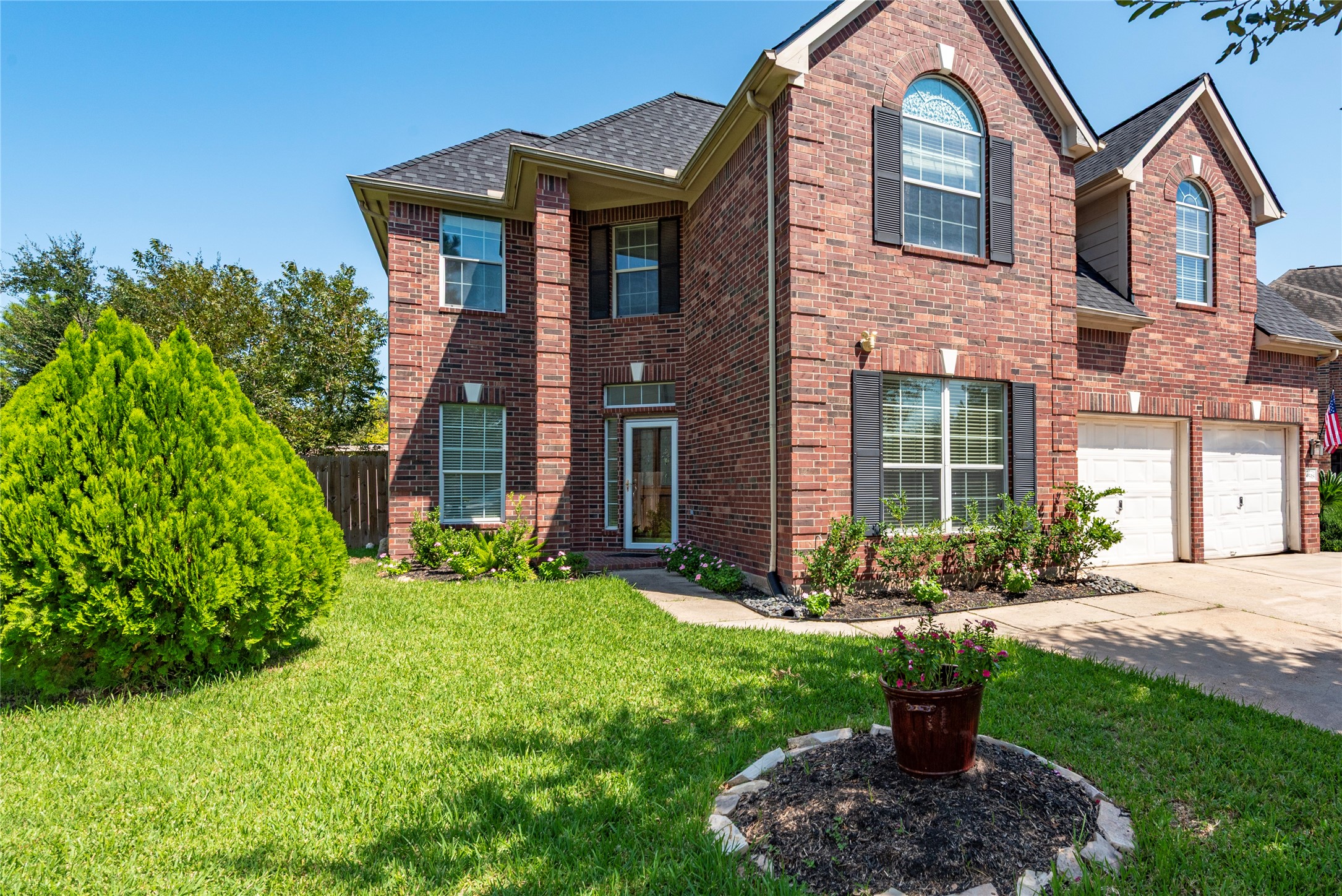 9518 Stone Terrace Court Houston, TX 77089 - Photo 2 of 27 a front view of a house with garden