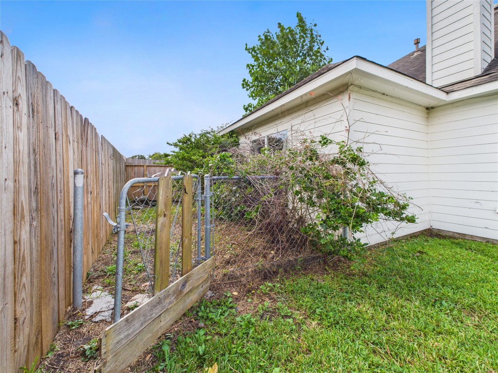 1484 Allison Street Alvin, TX 77511 - Photo 37 of 37 A little TLC and this would be the perfect spot for your fur babies or a vegetable garden!
