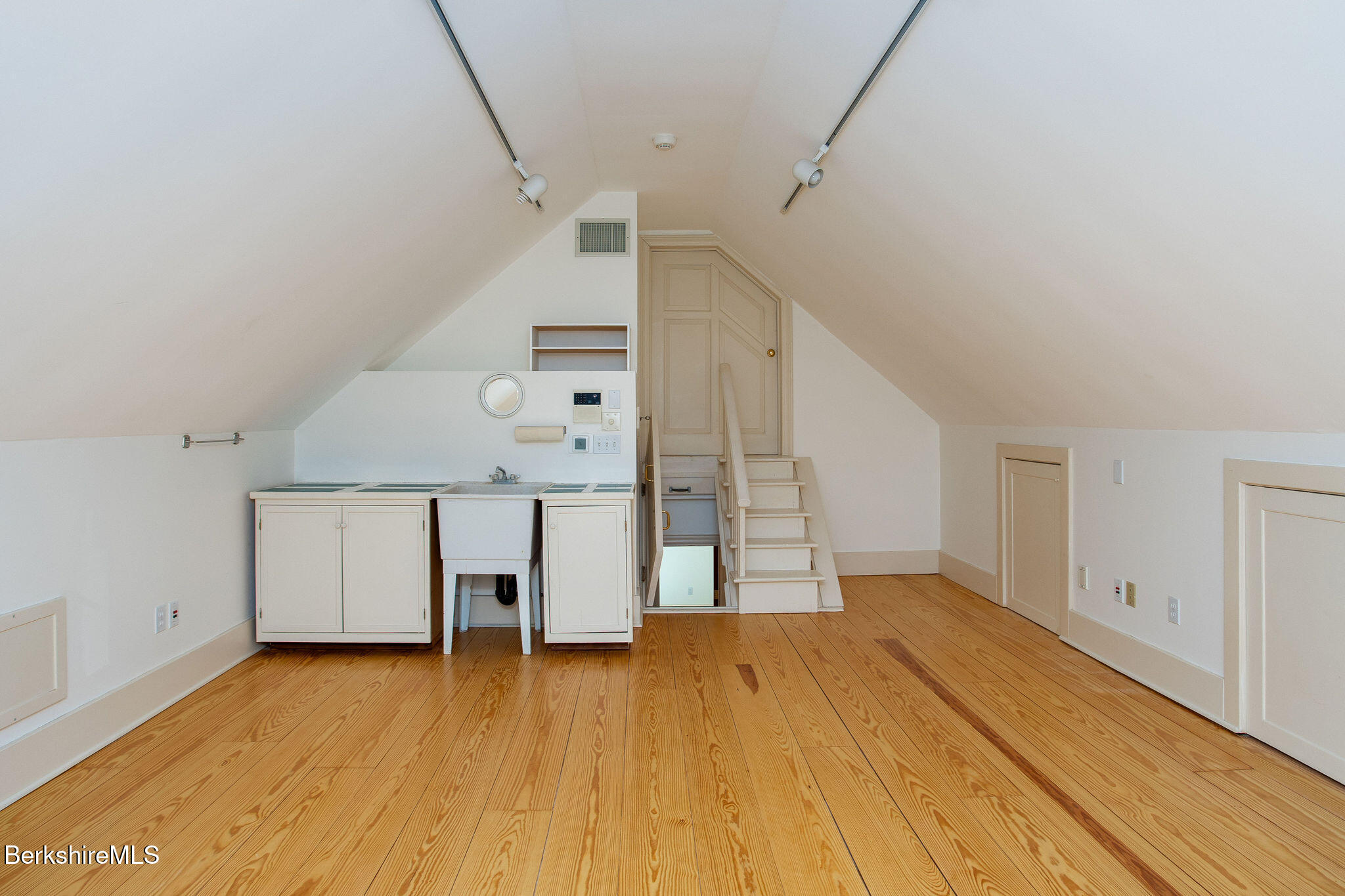 293 Sandisfield Road New Marlborough, MA 01230 - Photo 57 of 93 R065