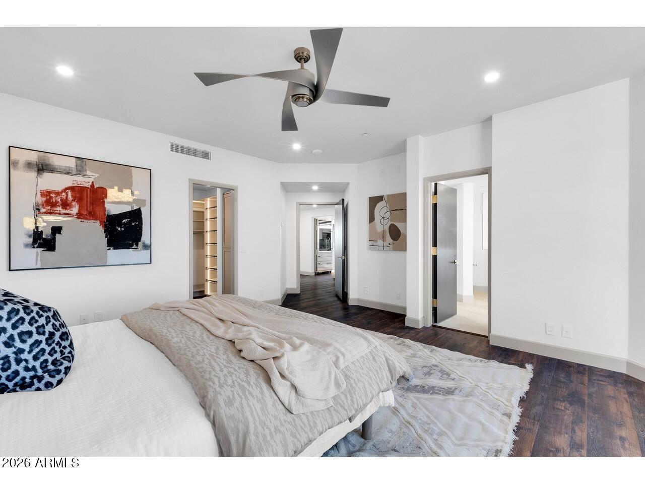 1040 East Osborn Road, Unit 1004 Phoenix, AZ 85014 - Photo 46 of 94 a bedroom with a bed and a painting on the wall